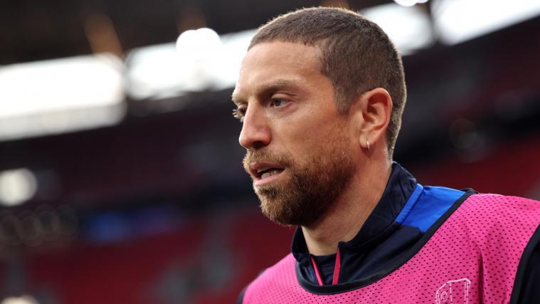 Papu Gómez verteidigt sich. © ANSA / ANNA SZILAGYI / STF