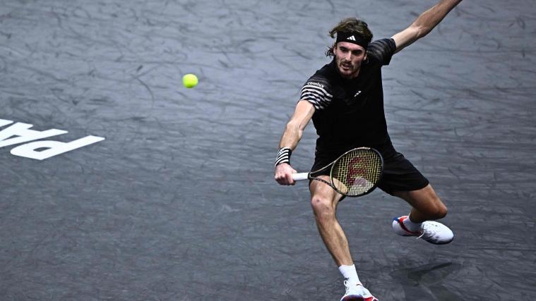 Stefanos Tsitsipas hat Probleme am rechten Ellenbogen. © APA/afp / JULIEN DE ROSA