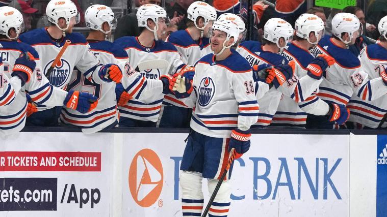 Zach Hyman (Mitte) wird von seinen Edmonton-Mitspielern nach dem Hattrick gefeiert. © APA / JASON MOWRY