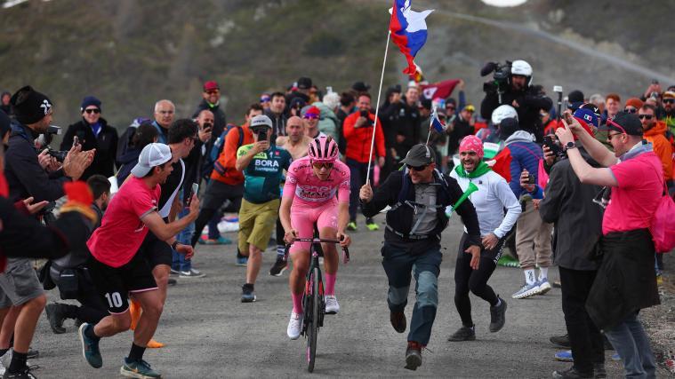 Giro-Dominator Tadej Pogacar und der restliche Tross fahren am Dienstag durch Südtirol. © APA/afp / LUCA BETTINI