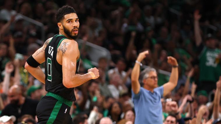 Jayson Tatum (links) und die Boston Celtics stehen kurz vor dem Finaleinzug in der NBA. © APA / MADDIE MEYER