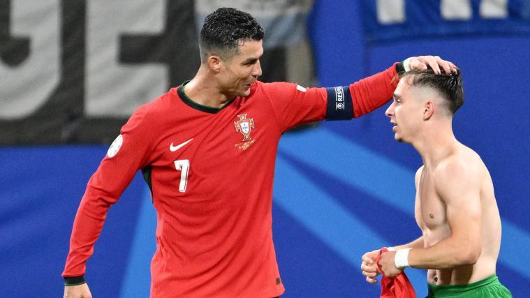 Cristiano Ronaldo mit Siegtorschütze  Francisco Conceicao © APA/afp / CHRISTOPHE SIMON