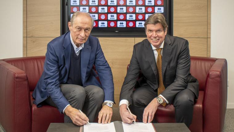 Erreà-Vizepräsident Roberto Gandolfi und FCS-Klubboss Gerhard Comper bei der Vertragsunterschrift.