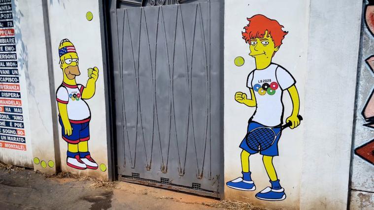 Trotz seiner verpassten Olympia-Teilnahme ist Jannik Sinner in der Tennis-Welt allgegenwärtig. Nun hat der italienische Künstler Alexsandro Palombo auf einem Wandbild den Sextner Tennisstar gemeinsam mit Homer Simpson abgebildet. Veröffentlicht wurde dies am Montagmorgen in Mailand, an der Eingangstür des renommierten Tennis-Clubs Milano Alberto Bonacossa. © stol