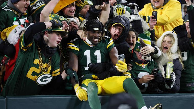 Jayden Reed feiert mit Fans den Playoff-Einzug. © APA / STACY REVERE