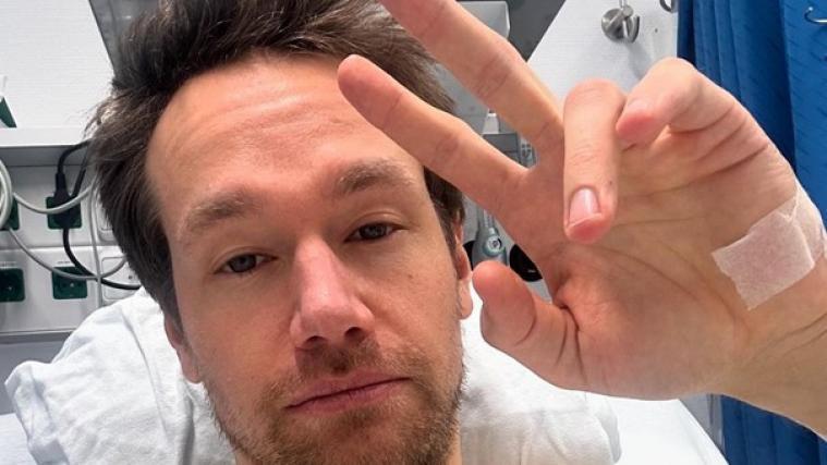 Sebastian Holzmann im Krankenhausbett. © Instagram/sebiholzmann