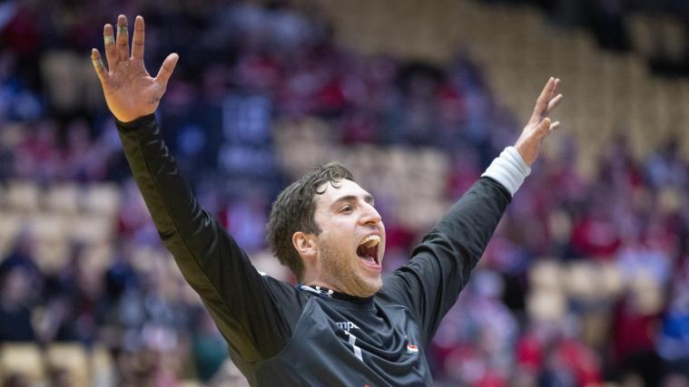 Domenico Ebner  feiert Italiens Auftaktsieg. © ANSA / BO AMSTRUP