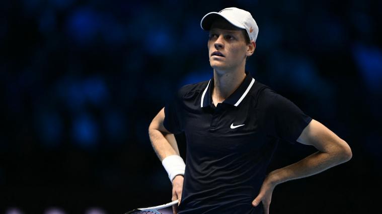 Jannik Sinner kann in den nächsten Wochen keine Turniere bestreiten. © AFP / MARCO BERTORELLO