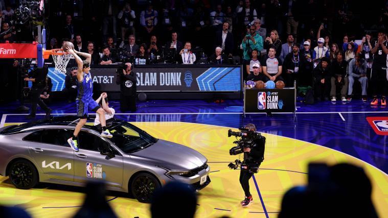 McClung sprang u.a. über ein Auto. © APA / EZRA SHAW