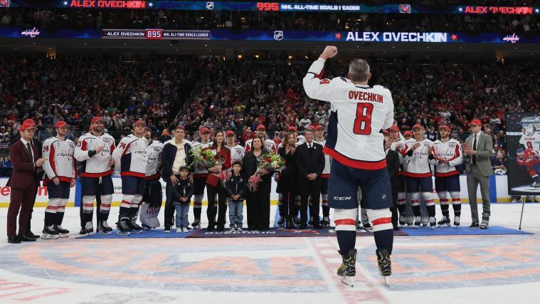 Alex Ovechkin was celebrated on the Islanders' ice for nearly half an hour. © APA / BRUCE BENNETT