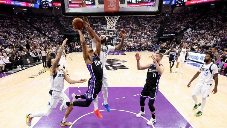 Anthony Davis (Mitte) führte die Mavs spektakulär zum Sieg. © APA / EZRA SHAW