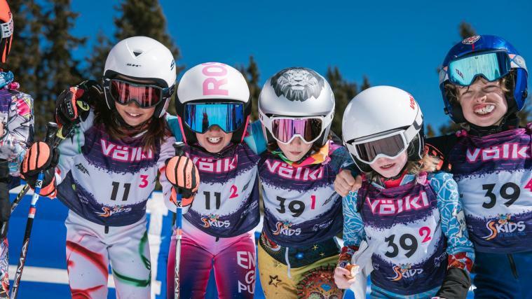 Die Kinder strahlen bei Sonnenschein.