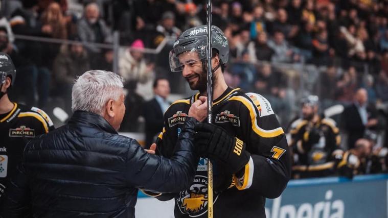 Ivan Althuber (hier mit Präsident Erich Falkensteiner) beendet seine Karriere. © Fabian Leitner