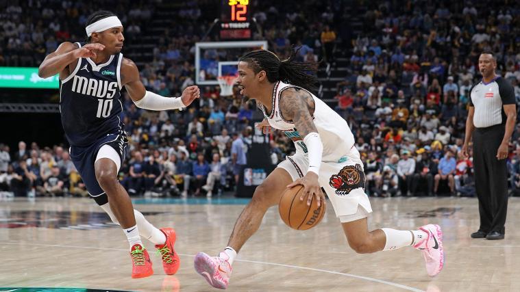 Ja Morant (r.) löste mit den Grizzlies gegen Dallas (mit Brandon Williams) das Playoff-Ticket. © APA / JUSTIN FORD