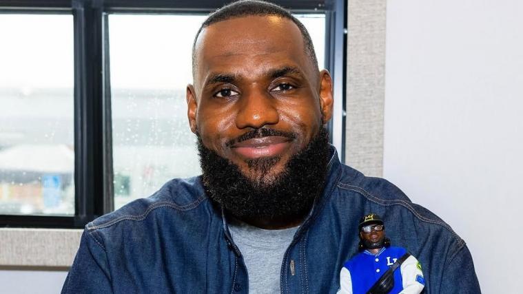 LeBron James mit seiner Barbie-Figur.