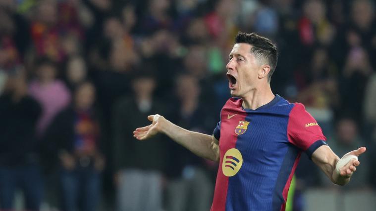 Robert Lewandowski netzte gegen seine Ex-Mannschaft gleich doppelt ein. © APA/afp / LLUIS GENE