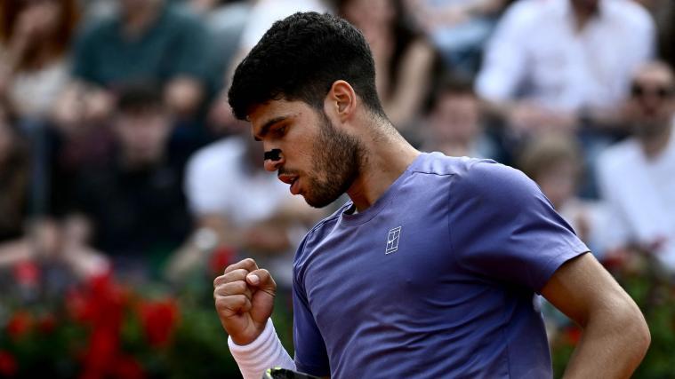 Carlos Alcaraz ballt die Faust. © APA/afp / FILIPPO MONTEFORTE