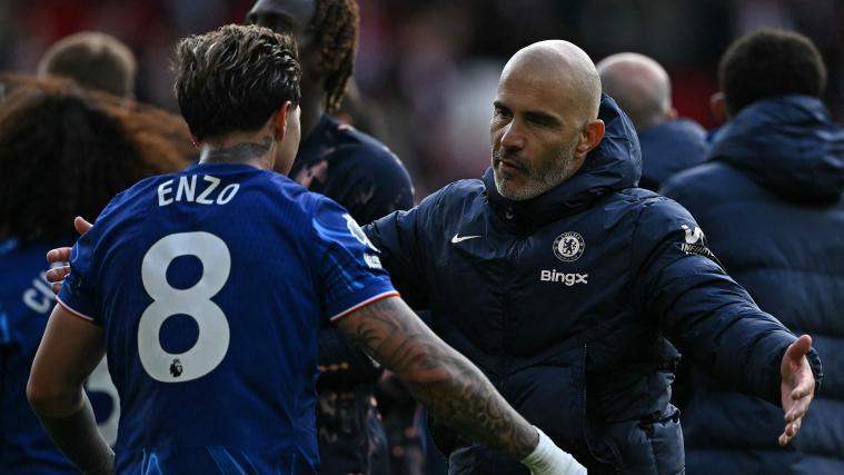 L'entraîneur de Chelsea Enzo Maresca avec le champion du monde Enzo Fernandez. © APA/afp / BEN STANSALL