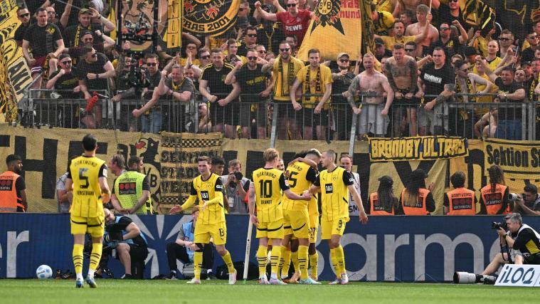 Dortmund celebrates in front of its fans. © APA/afp / INA FASSBENDER
