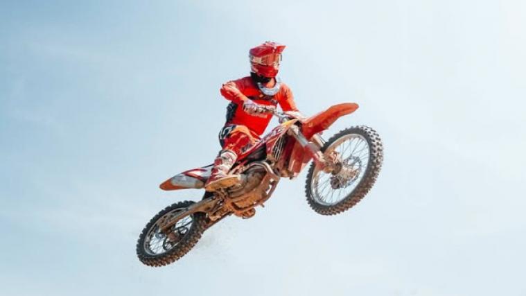 Franjo von Allmen springt auch abseits des Schnees durch die Lüfte. © Instagram / Franjo von Allmen