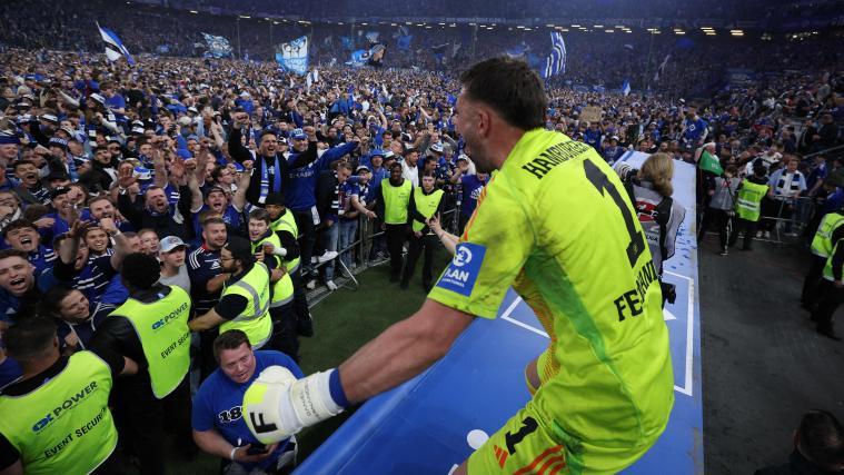 Hamburgs Goalie Daniel Heuer Fernandes feiert mit den Fans nach dem Platzsturm. © APA/afp / RONNY HARTMANN