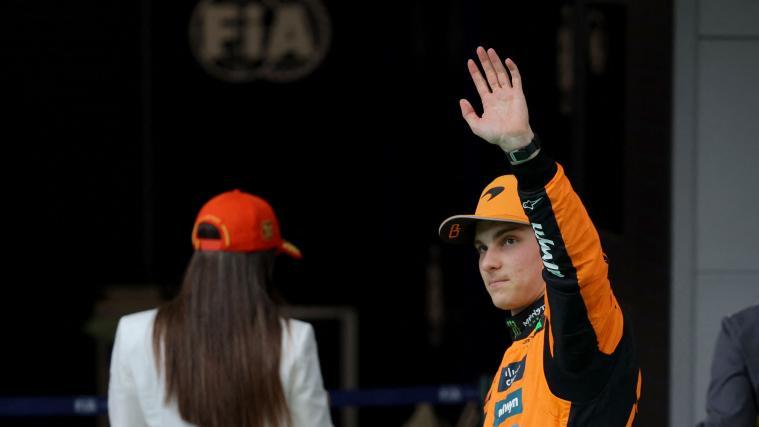 „Ich bin es, der die Pole Position geholt hat“, scheint Oscar Piastri zu signalisieren. © APA/afp / LLUIS GENE