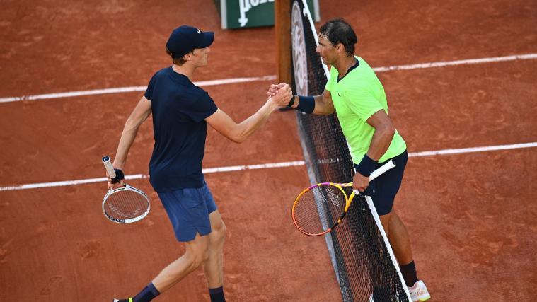 Jannik Sinner (links) und Rafael Nadal: 2021 standen sie sich bei den French Open gegenüber. © AFP / CHRISTOPHE ARCHAMBAULT