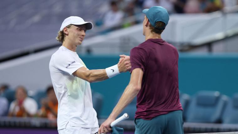 Jannik Sinner (rechts) mit Emil Ruusuvuori. © GETTY IMAGES NORTH AMERICA / CLIVE BRUNSKILL