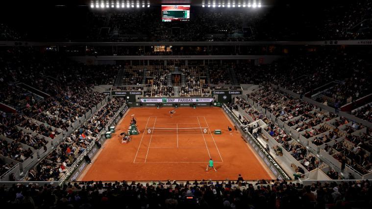 Jannik Sinner (vorne) schlug am Montag in Roland Garros in der Night Session auf. © ANSA / TERESA SUAREZ