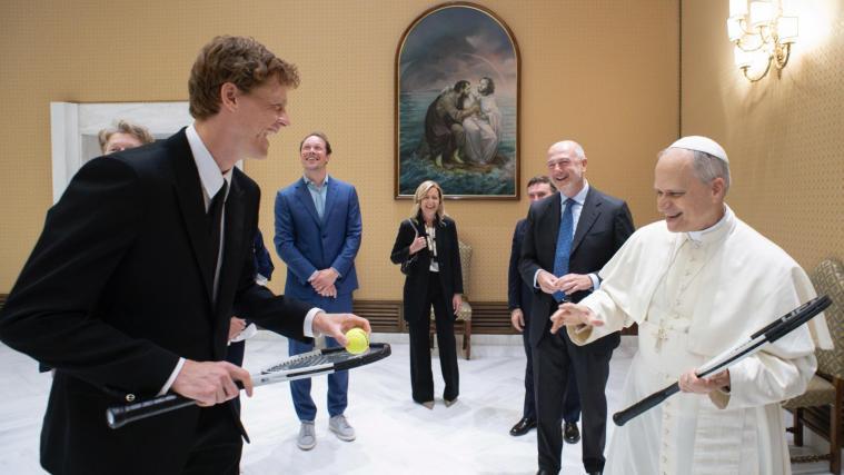 Jannik Sinner und Papst Leo XIV. hatten im Vatikan sichtlich Spaß. © ANSA / ANSA / VATICAN MEDIA HANDOUT
