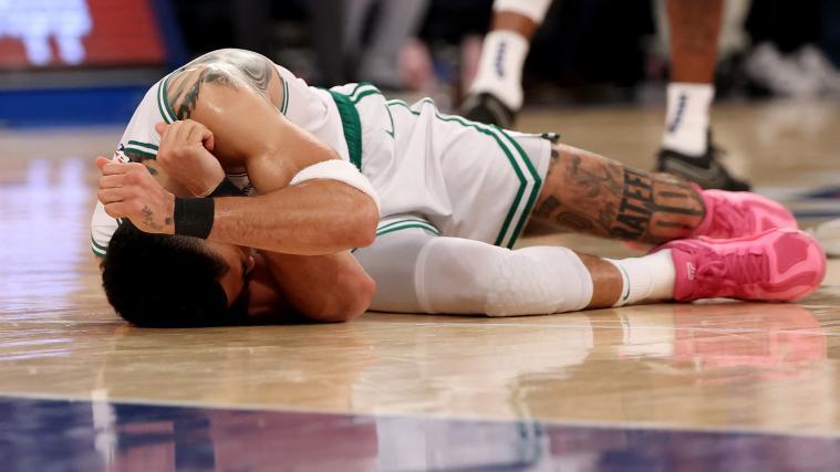 Jayson Tatum krümmte sich vor Schmerz am Boden. © APA / ELSA