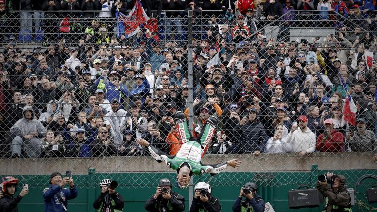 Johann Zarco feierte seinen Sieg vor frenetischen Fans mit einem Salto. © ANSA / YOAN VALAT