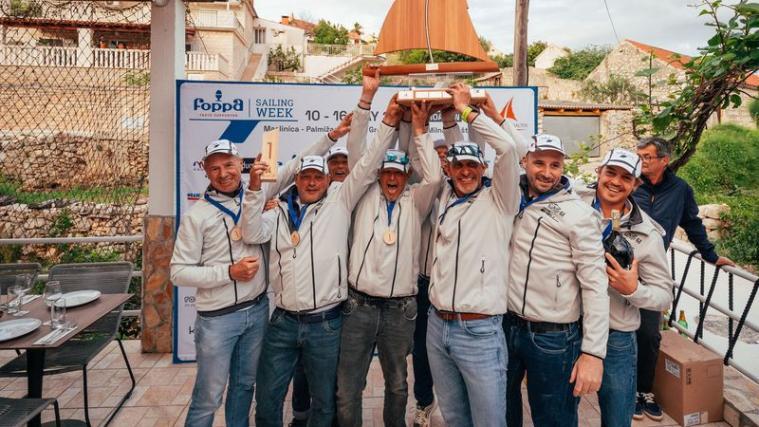 Knapp aber doch, holte sich das Team Hell Commerce von  Skipper Daniel Raffeiner (2.v.l.),  die Trophäe der FSW 2025