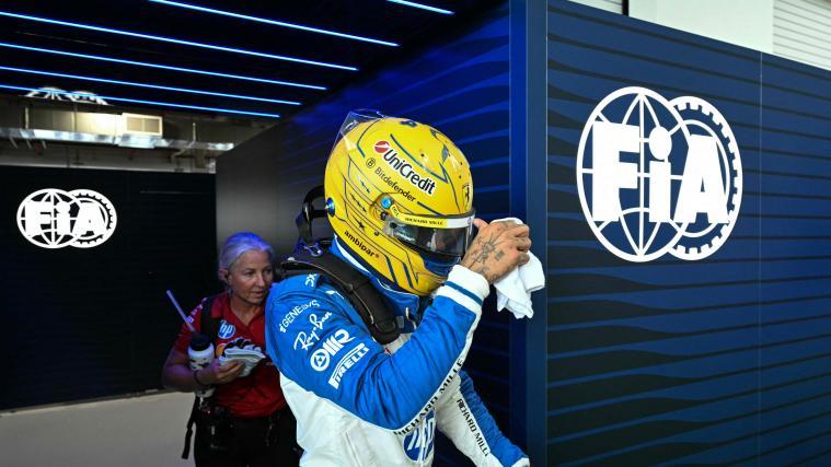 Lewis Hamilton has already identified the first problems at Ferrari. © APA/afp / CHANDAN KHANNA