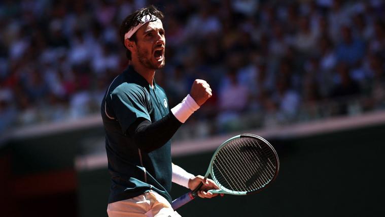 Lorenzo Musetti steht in Paris im Achtelfinale. © APA/afp / ANNE-CHRISTINE POUJOULAT
