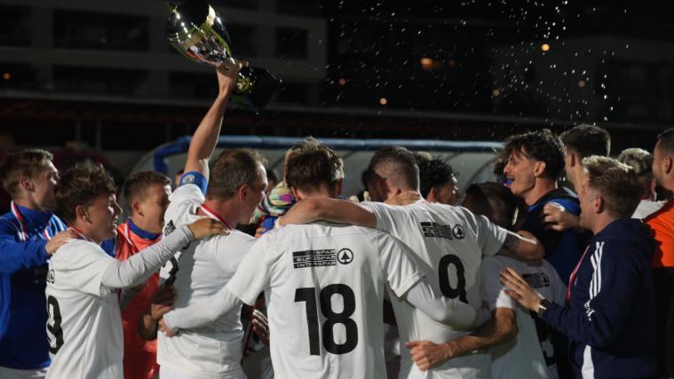 Obermais se réjouit : le trophée de la coupe revient à la Lahn. © Alpa Photographie