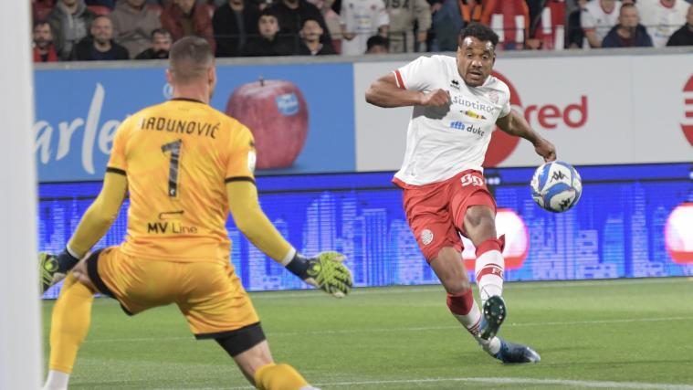 Raphael Odogwu kam im letzten Spiel der Saison nicht an Bari-Keeper Boris Radunovic vorbei. © DLife/LO
