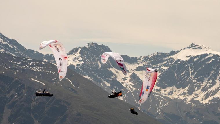 Aaron Durogati und weitere X-Alps-Teilnehmer bei einem ihrer Flüge nahe Stilfs. © Lukas Pilz/Red Bull