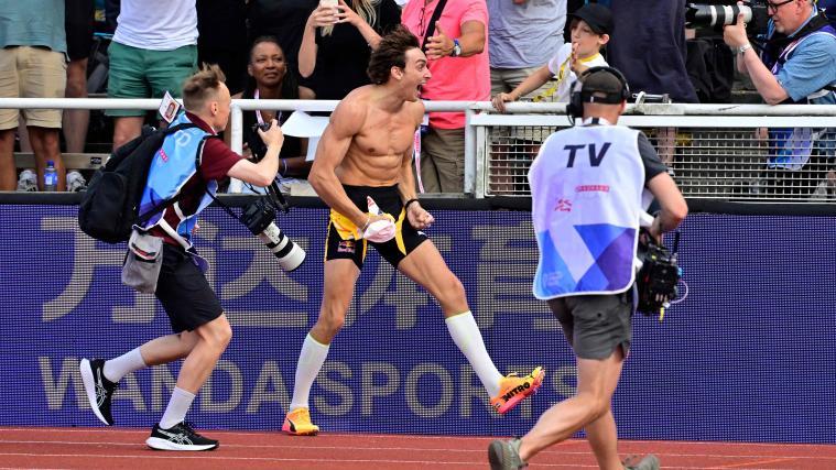 Armand Duplantis ließ seiner Freude freien Lauf. © APA/afp / JONAS EKSTROMER