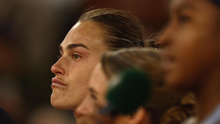 Aryna Sabalenka zeigt Reue nach dem verlorenen French-Open-Finale gegen Coco Gauff. © ANSA / YOAN VALAT