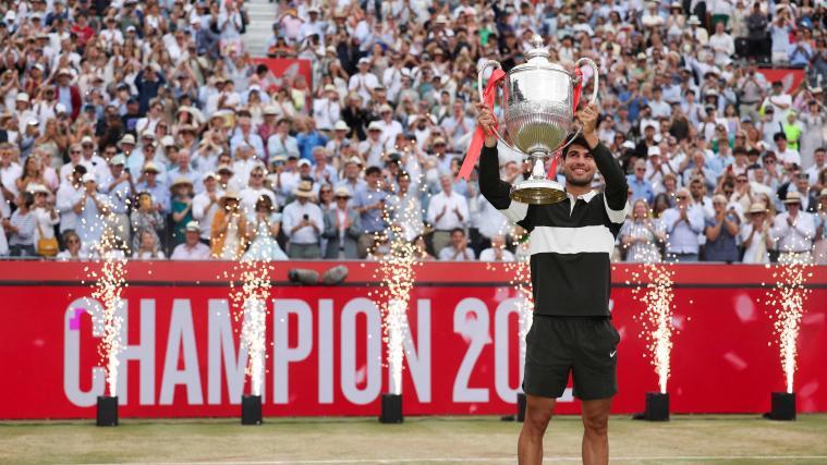 Carlos Alcaraz triumphierte im Londoner Queen's Club. © APA/afp / ADRIAN DENNIS