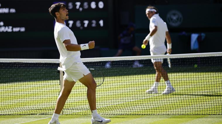 Carlos Alcaraz (vorne) musste gegen Fognini sein gesamtes Können aufbringen. © ANSA / TOLGA AKMEN