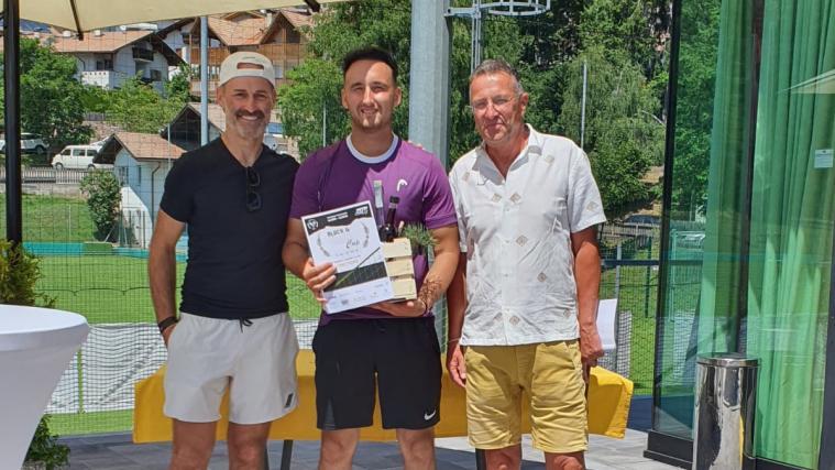 Daniele Mezzanotte (Mitte) ließ sich als Turniersieger prämieren.