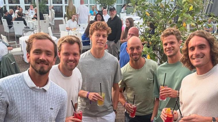 Daniil Medvedev, Kevin Krawietz, Jannik Sinner, Tim Pütz, Yannick Hanfmann und Stefanos Tsitsipas (v.l.). © ATP Tour