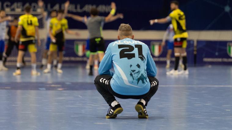 Die Algunder Pandas und ihr Goalie Christian Raffl scheiterten im allerletzten Spiel. © Facebook Algund Handball/F. Petrini
