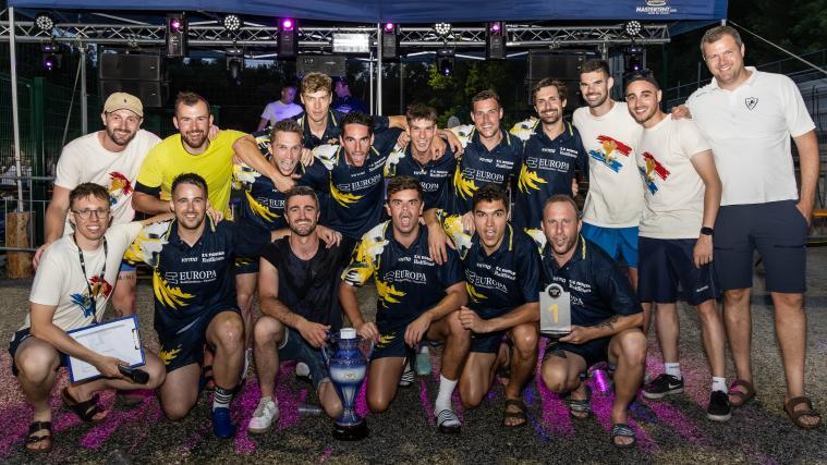 Die Turniersieger von Sturm Gras posierten mit den Organisatoren des Aurer Fußballvereins. © LIVE-STYLE Agency
