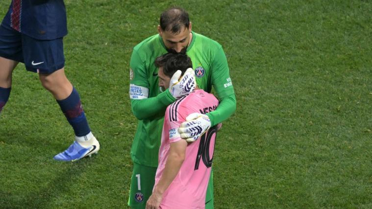 Gianluigi Donnarumma tröstet Lionel Messi. © APA/afp / JUAN MABROMATA