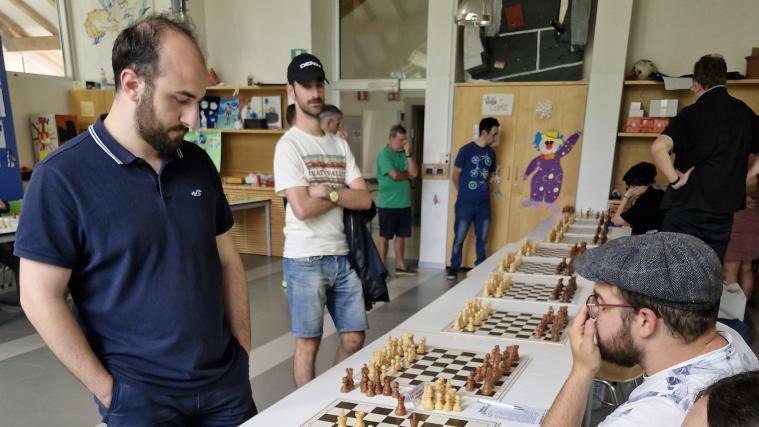 Großmeister Aram Hakobyan (links) bei der Simultanvorstellung im Premstallerhof vor dem Brett mit Jakob Egger.
