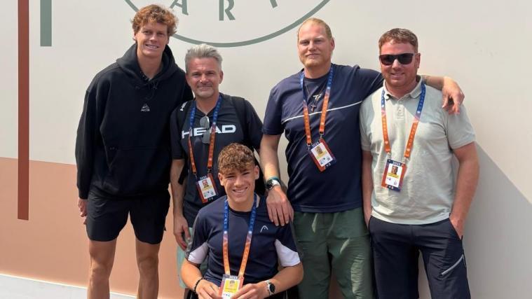 Hinten von links: Jannik Sinner, Tauchers Athletiktrainer Mike Burtscher, Coach Max Forer und Vater Alexander. Vorne Maxi Taucher.