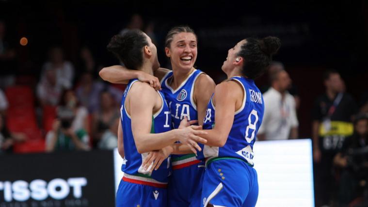 L'équipe féminine italienne de basket-ball célèbre sa médaille de bronze au Championnat d'Europe. © ANSA / PANAGIOTIS MOSCHANDREOU